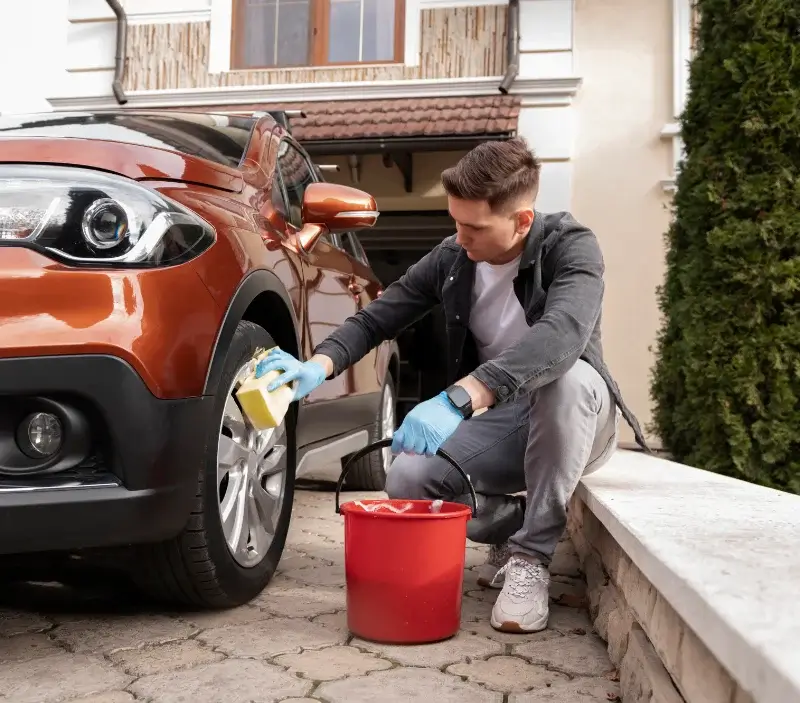 Lavage auto à domicile Sainte-Gemme-Moronval : professionnel intervenant sur un véhicule